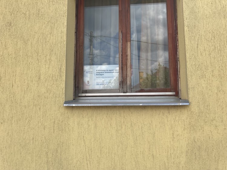 Információs táblák