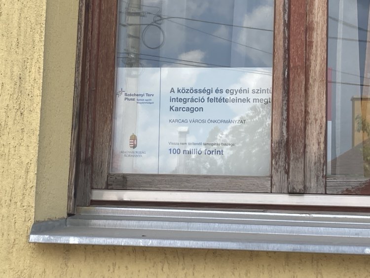 Információs táblák
